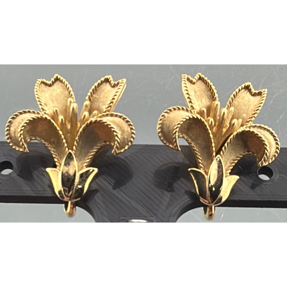 Vintage Trifari Earrings Fleur de Lis Iris Lily Gold Tone Clip Signed 1"